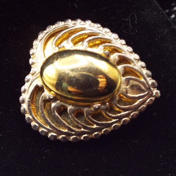 PREMIER DESIGN GOLDEN FINNED HEART 3-D PIN 52 - Picture 1 of 3